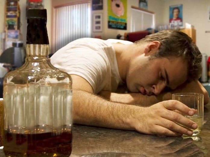 Ein Mann trinkt Alkohol, wie man ihn dazu bringt, mit dem Rauchen aufzuhören