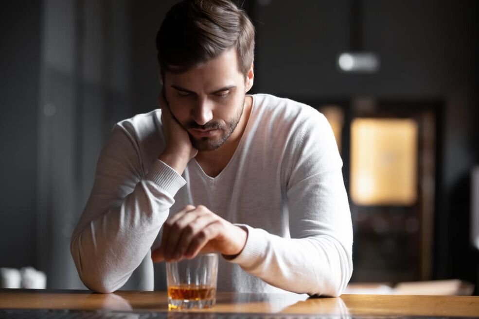 Ein Alkoholiker kann sein Trinken nicht kontrollieren. 